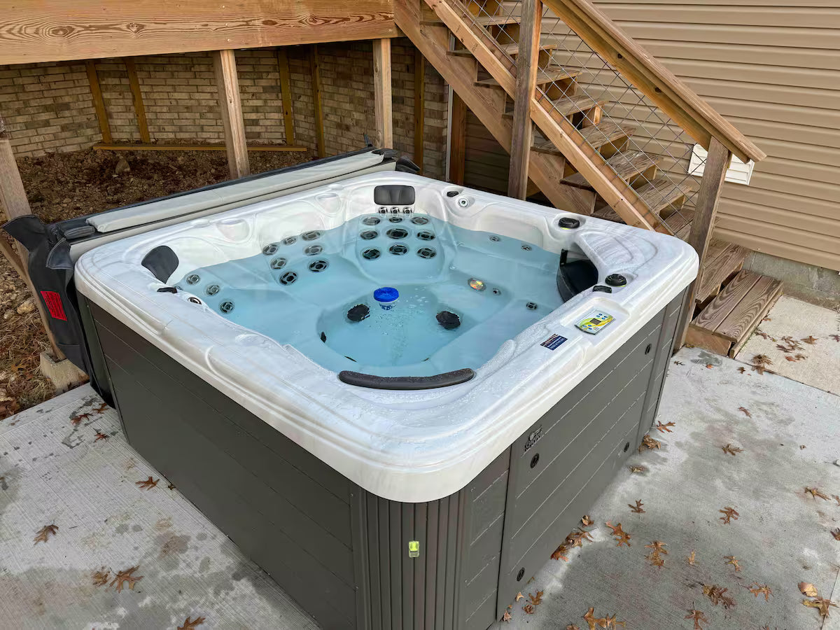 Hot tub in Woodland Retreat, Holiday Island